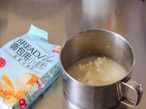 先制作汤种，金龙鱼面包用小麦粉加入清水搅拌至无颗粒即可。