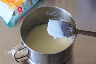 将拌匀的面糊小火加热，至浓稠能挂在铲子上的状态即可关火，无需煮熟了，放在一边彻底放凉。也可以晚上做汤种，放冰箱冷藏一夜再用。