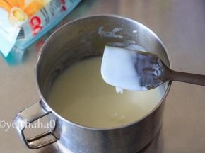 将拌匀的面糊小火加热，至浓稠能挂在铲子上的状态即可关火，无需煮熟了，放在一边彻底放凉。也可以晚上做汤种，放冰箱冷藏一夜再用。