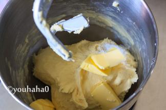 先用厨师机的慢速将面粉混合成团，再用中速搅打十分钟左右，放入软化的黄油和盐继续搅打。