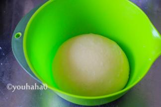 面团收圆，放入盆中进行第一次发酵，室温20度，湿度78%。