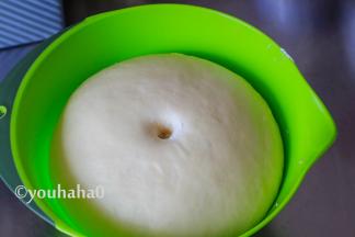 夏天温度高，面团发酵很快，50分钟面团就发酵到位。手指沾一点干粉，轻轻戳下去，面团不塌陷回缩就ok了。