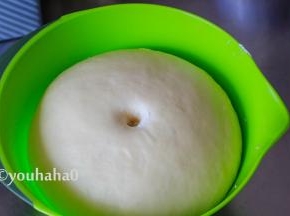 夏天温度高，面团发酵很快，50分钟面团就发酵到位。手指沾一点干粉，轻轻戳下去，面团不塌陷回缩就ok了。