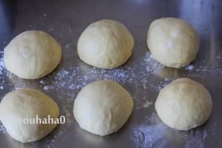 取出面团至案板上，轻轻按压排气，分割成等量的6份，滚圆后盖保鲜膜醒发15分钟左右。