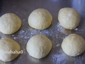 取出面团至案板上，轻轻按压排气，分割成等量的6份，滚圆后盖保鲜膜醒发15分钟左右。