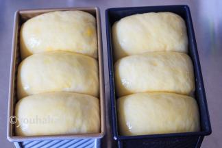 吐司模具放入烤箱中，烤箱里放一碗热水，进行二发，此时不开烤箱。面团发酵至9分钟满时，取出模具，烤箱开始预热，面团表面刷蛋液。