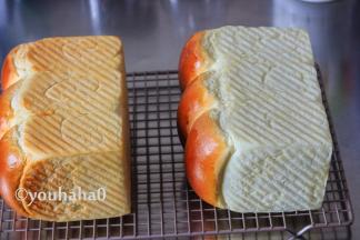 模具放入烤箱的最下层，烘烤38分钟，面团表面上色后要盖锡纸，避免上色过深。到时间后取出，倒扣出吐司至网架上放凉即可。2个吐司上色一个深一个浅，2个模具是不同的品牌，金色不沾的模具烘烤时间需要延长5分钟。