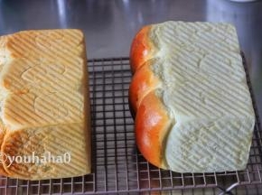 模具放入烤箱的最下层，烘烤38分钟，面团表面上色后要盖锡纸，避免上色过深。到时间后取出，倒扣出吐司至网架上放凉即可。2个吐司上色一个深一个浅，2个模具是不同的品牌，金色不沾的模具烘烤时间需要延长5分钟。