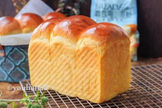 吐司彻底放凉后即可切片装入保鲜袋保存，放凉后直接用手撕开了一个吐司，看到拉丝了，这款金龙鱼面包用小麦粉非常不错。