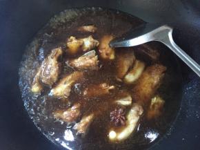 最后倒入开水，淹过排骨就可以，盖上锅盖小火焖30分钟，放一个八角