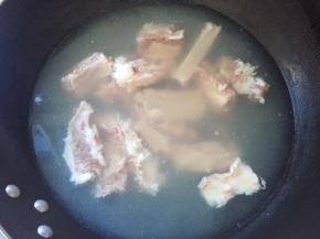 先将排骨洗净，烧热水煮一下，排骨变白就可以，只需要几分钟