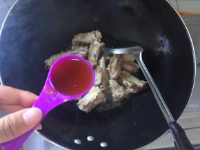 然后放入一勺料酒