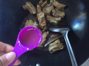 四勺白醋，翻炒