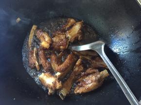 汤快熬完了的时候，开大火收汁