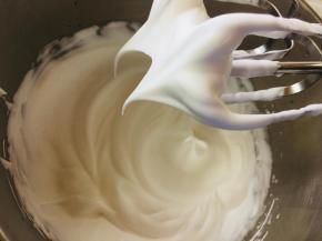 将蛋白与蛋黄分开。蛋白放入容器中，分次加糖打至小尖勾。