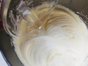 水饴隔水加热到可流动，倒入到搅打均匀的蛋糊中，低速搅打均匀