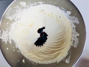 将红丝绒精华加入到蛋糊中