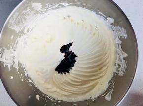 将红丝绒精华加入到蛋糊中