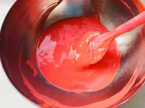 要将红丝绒精华打均匀。边缘处用刮刀刮下来。