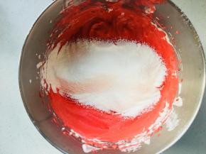 筛入低粉，翻拌均匀后，分次加入椰子油。翻拌均匀。