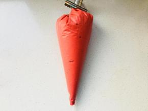 将面糊装入裱花袋