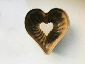 模具涂上少量油脂，黄油或者椰子有都可以。（学厨金色心型不粘中空铸铝模具）