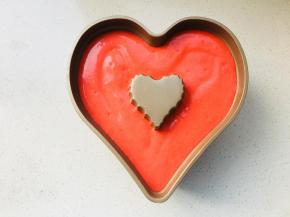 9、	将面糊挤入模具中，轻微震荡出气泡。