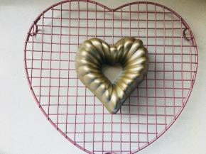 11、	出炉后倒扣于晾架上静置3到5分钟。