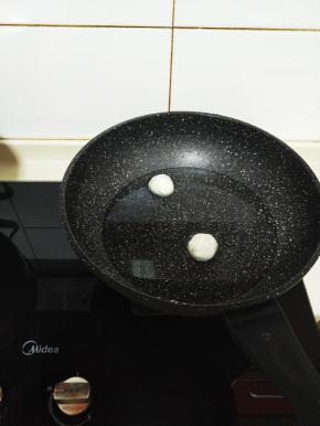 锅中加入纯净水，将鱼丸放入锅中，按个人口味加入适量盐，盖上盖子大火烧开！