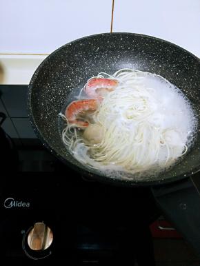 烧开后加入挂面，煮2分钟，再加入腌制好的红虾。