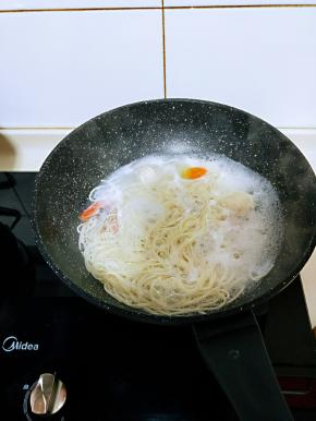 打入一只鸡蛋，做荷包蛋！大火烧开，煮熟即可关火。