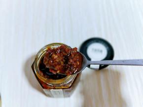 盛一勺牛肉辣酱。