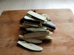 茄子洗干净去根，切条。