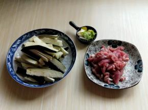 里脊肉温水冲洗，切肉丝，葱姜蒜去皮切碎。
