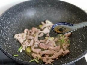 待肉丝变色后加入料酒。