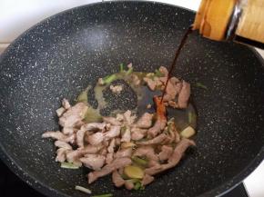 再加入生抽，翻炒均匀。