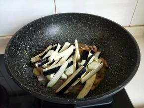再把茄子加入。
