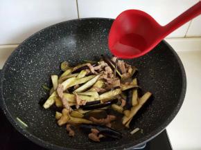 加入少许纯净水，盐，烧开，中小火10分钟即可。