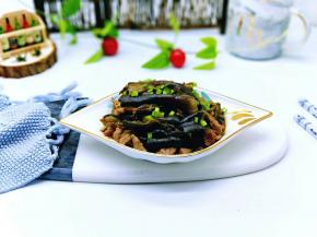 盛出装盘撒上葱花。