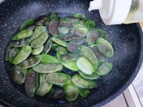 锅中加入水大火烧开，加一勺盐，滴几滴食用油，倒入洗干净的扁豆，烧开后煮2分钟捞出即可。