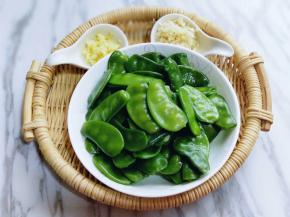 扁豆捞出后立即过冷水，再淋干水份，姜切碎。准备工作完成。