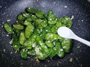 可以加入一勺白砂糖提鲜，用硅胶铲炒均匀即可出锅。