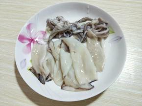 将鱿鱼去皮。