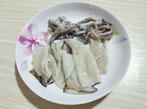 将鱿鱼去皮。
