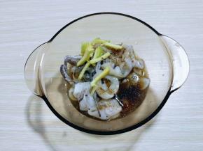加入葱姜，生抽，料酒，胡椒粉。盐，腌制15分钟。