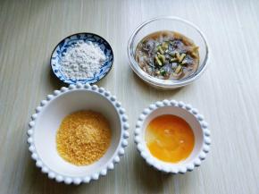 鸡蛋打散，准备工作完成。