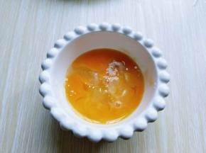 再放入蛋液中，滚满蛋液。