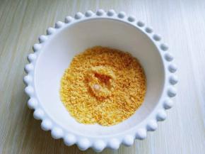 再放入面包糠中，均匀沾满。