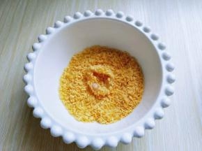 再放入面包糠中，均匀沾满。