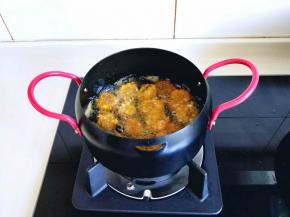 锅里稍微多放一些油，油温6成时下鱿鱼圈，中火炸。火不要太大，那样容易焦糊。火也不能太小那样炸出来不酥。